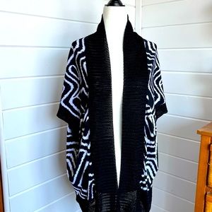 CLEO Size XL Black & white print Short sleeved Dress Cardigan, looser fit